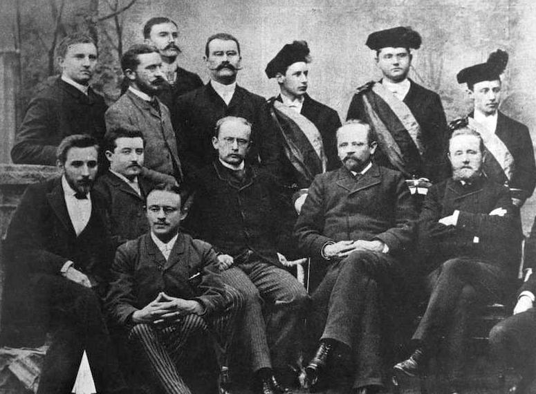 Bild von 1889 mit Luigi Pirandello und Wendelin Foerster (rechts), darber die Chargierten des Akademischen Neuphilologischen Vereins zu Bonn